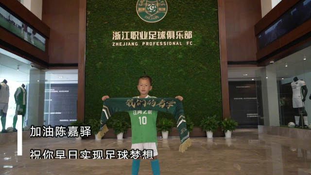 陆编剧却自觉得发现了甚么新年夜陆，不吝盗窟一个黑泽明之类的调调排一个片子版舞台剧，忙不迭地给不雅众们填鸭。