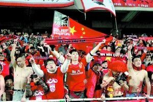 北京时间明天凌晨0点30分，利物浦将在英超联赛坐镇主场迎战曼联，这将是英超第181场双红会，也是两队历史上第215次碰面，以下为两队历史交锋战绩。